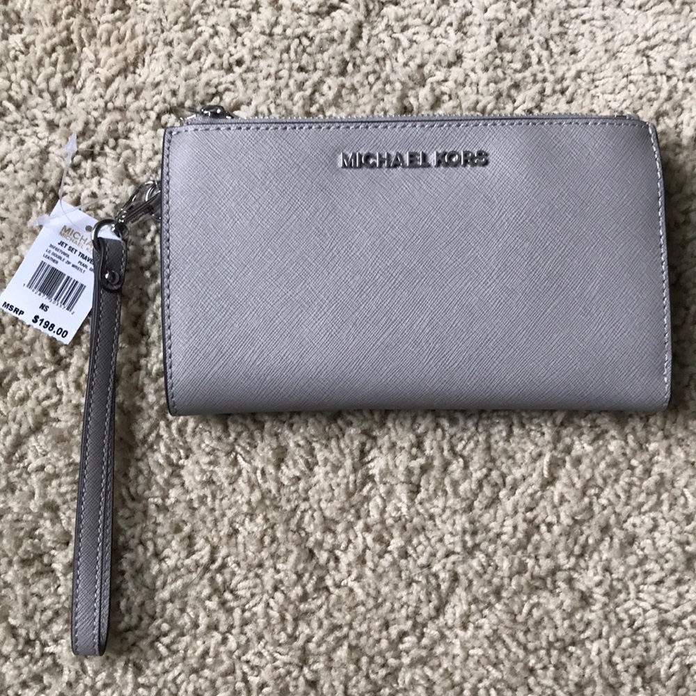 NWT Michael Kors Jet Set Wristlet in Pearl Gray